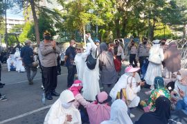 Karyawan wajib menunjukkan kartu identitas pekerja untuk memasuki area steril dari aksi Reuni 212