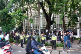 Petugas kepolisian bubarkan massa Reuni 212 di Sarinah