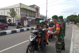 TNI bagikan masker kepada warga di Mimika Papua