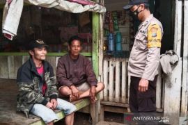Aksi "door to door"Bhabinkamtibmas Polres Tapsel ajak vaksin disambut positif  warga