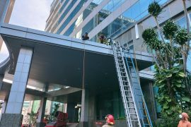 Polisi olah TKP kebakaran Gedung Cyber Mampang pada Jumat siang