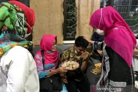 Gubernur Khofifah semangati disabilitas pekerja di "Tiara Handicraft"