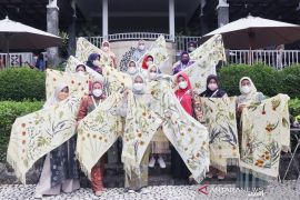 22 istri kepala daerah membatik Ecoprint pada rangkaian Kongres ke-5 JKPI