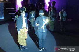 Gibran beri keris kepada  Bima Arya pada Karnaval Budaya Kongres ke-5 JKPI