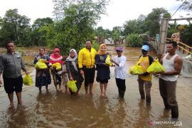 Anggota DPR RI bantu seribu paket sembako kepada warga terdampak banjir di HST