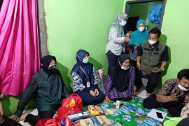Risma jenguk anak disabilitas korban kekerasan di Sukabumi