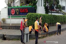 Polres gandeng eks Napiter bersihkan gereja sambut Natal