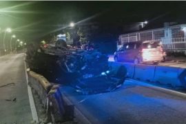 Sebuah mobil berpelat dinas TNI terguling di Jatinegara