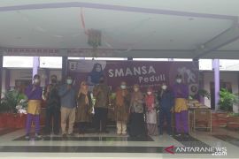 Peduli berbagi,   SMA Negeri I Pekanbaru kembali salurkan 170 paket sembako