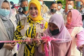 Pembina kartini KSJ serahkan kunci rumah baru untuk penyandang tuna netra di Batubara