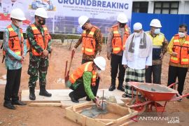 Bupati melakukan peletakan batu pertama tanda dimulainya program optimalisasi NUWSP