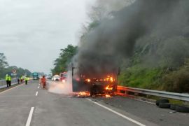 Sebuah bus terbakar di km 433 Tol Semarang-Solo