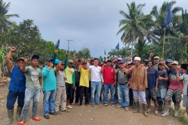 Nasdem Pasaman Barat gelar gotong royong bangun masjid bersama masyarakat