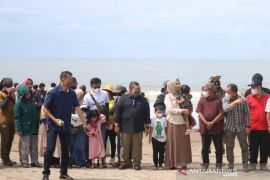 Dari Pantai Muara Upu, ratusan tukik penyu dilepasliarkan ke Samudra Hindia