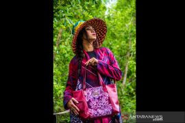 Promosi Busana Sasirangan di Tempat Wisata