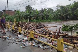 Dua rumah warga di Kabupaten Soppeng hanyut disapu banjir