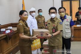 Pemkab Badung bagikan bantuan sarana protokol kesehatan