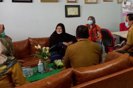 KS2 serahkan sumbangan Warga Maburai Ke RSUD HBK