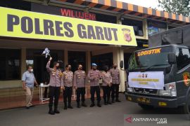 Polres Garut salurkan bantuan bagi korban letusan Semeru