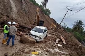 Jalan trans Sulawesi di Majene tertutup material longsor