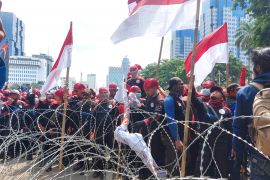 Buruh paksa terobos barikade polisi di Jalan Merdeka Barat
