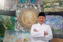 Seniman Gresik Komang Jaya lelang dua lukisan untuk bantu pengungsi Semeru