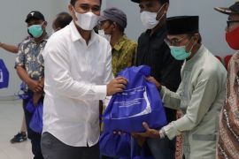 PT AP II Kualanamu serahkan bantuan 2.000 paket sembako