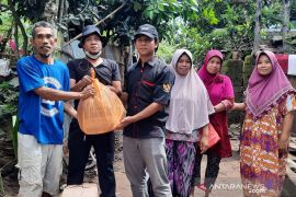 Wartawan Mataram menyerahkan bantuan korban banjir di Lombok Barat