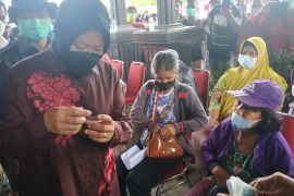 Pencairan Bansos PKH - BPNT Sintang disaksikan langsung Mensos