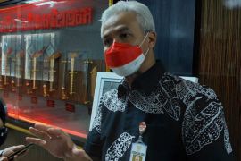 Ganjar terima keris luk 9 dari tokoh budaya  Solo