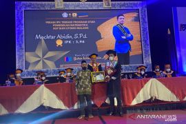 Ratusan mahasiswa IKIP Budi Utomo jalani wisuda di "bukan wisuda biasa"