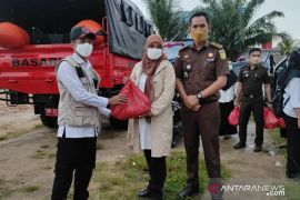 Kejaksaan Negeri Bangka Barat salurkan makanan siap santap ke korban banjir