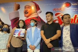 Tim "KNK: Santa Claus dari Jakarta" beri tali asih untuk Rony Dozer