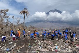 Warga Ngantang  bantu pencarian harta benda korban letusan Semeru