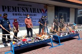 Bea Cukai Kediri musnahkan  barang hasil penindakan