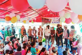 Menteri PPPA bersama Wabup Lumajang hibur anak-anak di tenda pengungsian Gunung Semeru