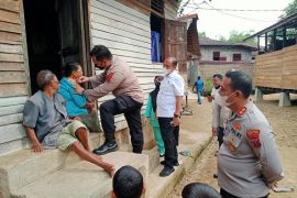 Pamatwil Dir Resnarkoba bersama Karumkit Bhayangkara Medan dan Kapolres Tapteng vaksinasi door to door