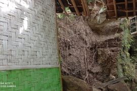 Seorang santri tewas tertimpa batu cadas dalam musibah longsor di Lebak