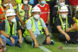 Gaya Gubernur DKI Anies Baswedan  nikmati  lagu Fadly Padi di JIS