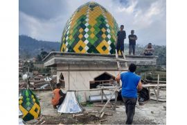 Komunitas Bikers HDCI berikan bantuan kubah masjid