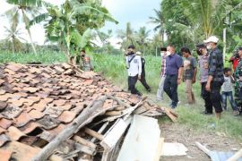 Bupati Lampung Selatan beri bantuan pembangunan rumah roboh di Tanjung Sari
