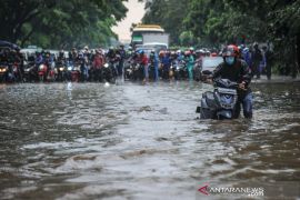 Warga Sumbar waspadai hujan lebat berangin