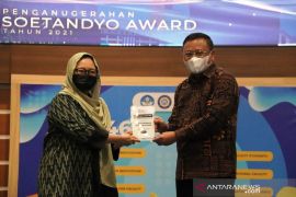 Alissa Wahid terima penghargaan "Soetandyo Award 2021" dari FISIP Unair
