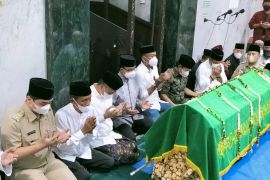Anies Baswedan dan Riza Patria shalawatan di depan jenazah Haji Lulung