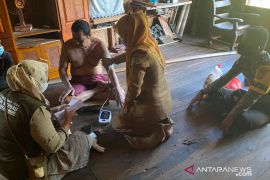 Polisi dan tim medis Meranti vaksinasi ke rumah warga lumpuh