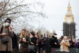 Inggris tak lagi wajibkan masker, WFH mulai pekan depan