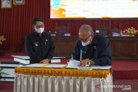 Raperda pengelolaan sampah rumah tangga dan pajak daerah disetujui jadi perda