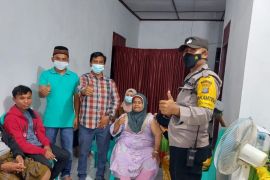 Puluhan warga Sayur Matinggi vaksin hingga jauh malam