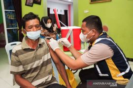 Vaksinasi di Meranti digesa hingga malam hari