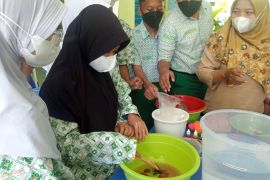 Di tangan pelajar Al Syukro Universal, Limbah AC Disulap jadi sabun bernilai ekonomi